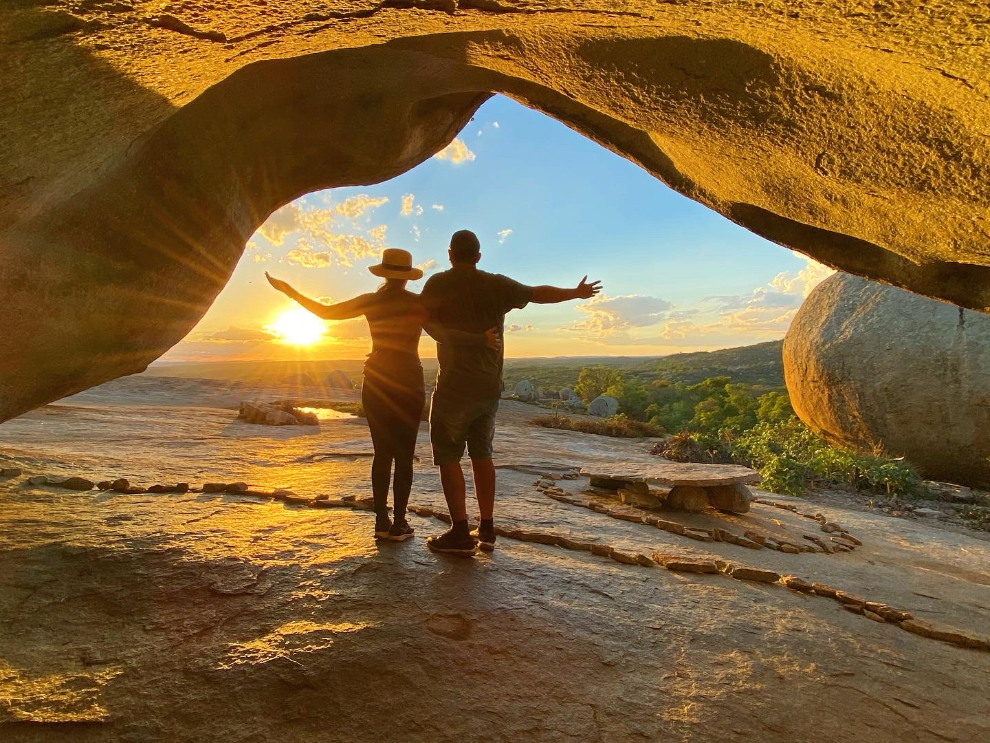 Falésias vermelhas e mar da Paraíba ao pôr do sol